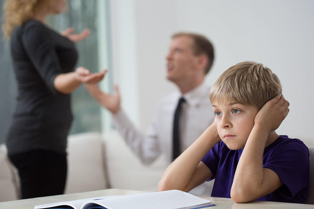 Γιατί δεν πρέπει να κατηγορείς τον δάσκαλο μπροστά στο παιδί;